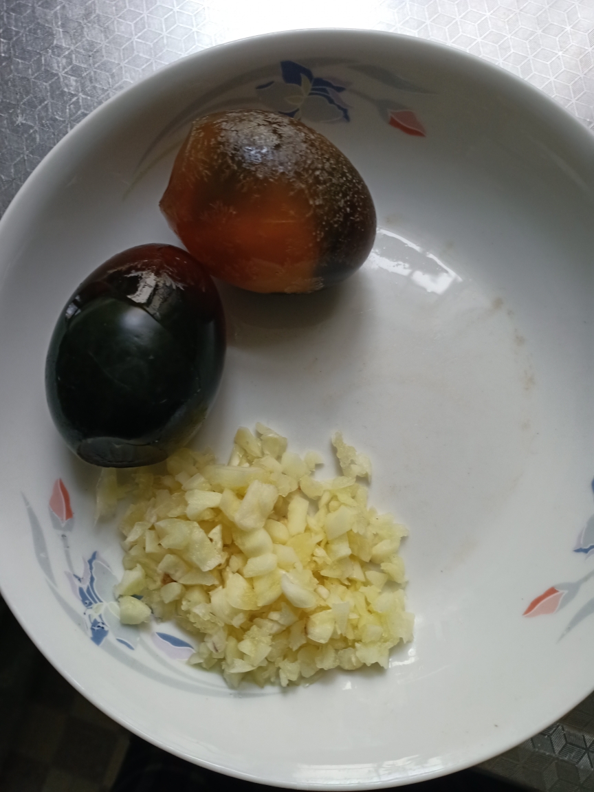 尖椒炒变蛋的做法 步骤2
