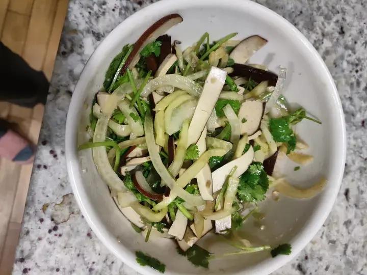 凉拌豆腐干(凉拌菜通用，宝贝儿子“念念不忘”之二,他喜欢的“微微辣”级别)