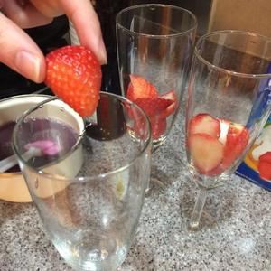 草莓红酒奶油冻的做法 步骤5
