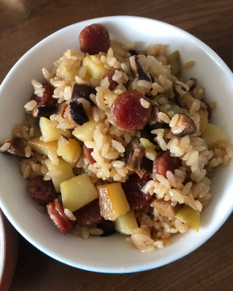 香菇土豆腊肠焖饭