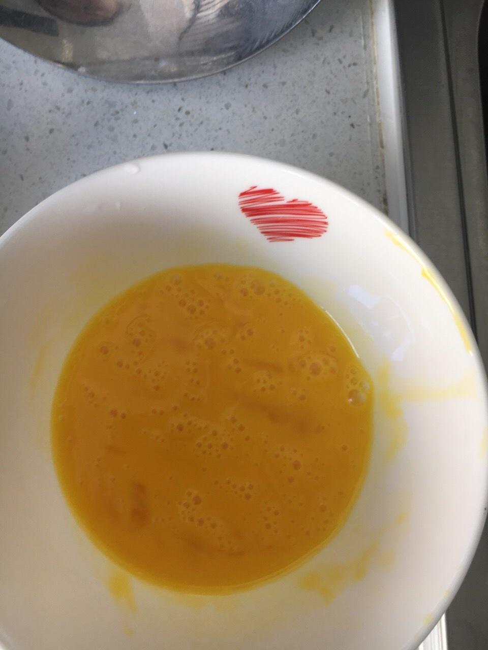 黄瓜炒鸡蛋炒香肠炒木耳的做法 步骤2