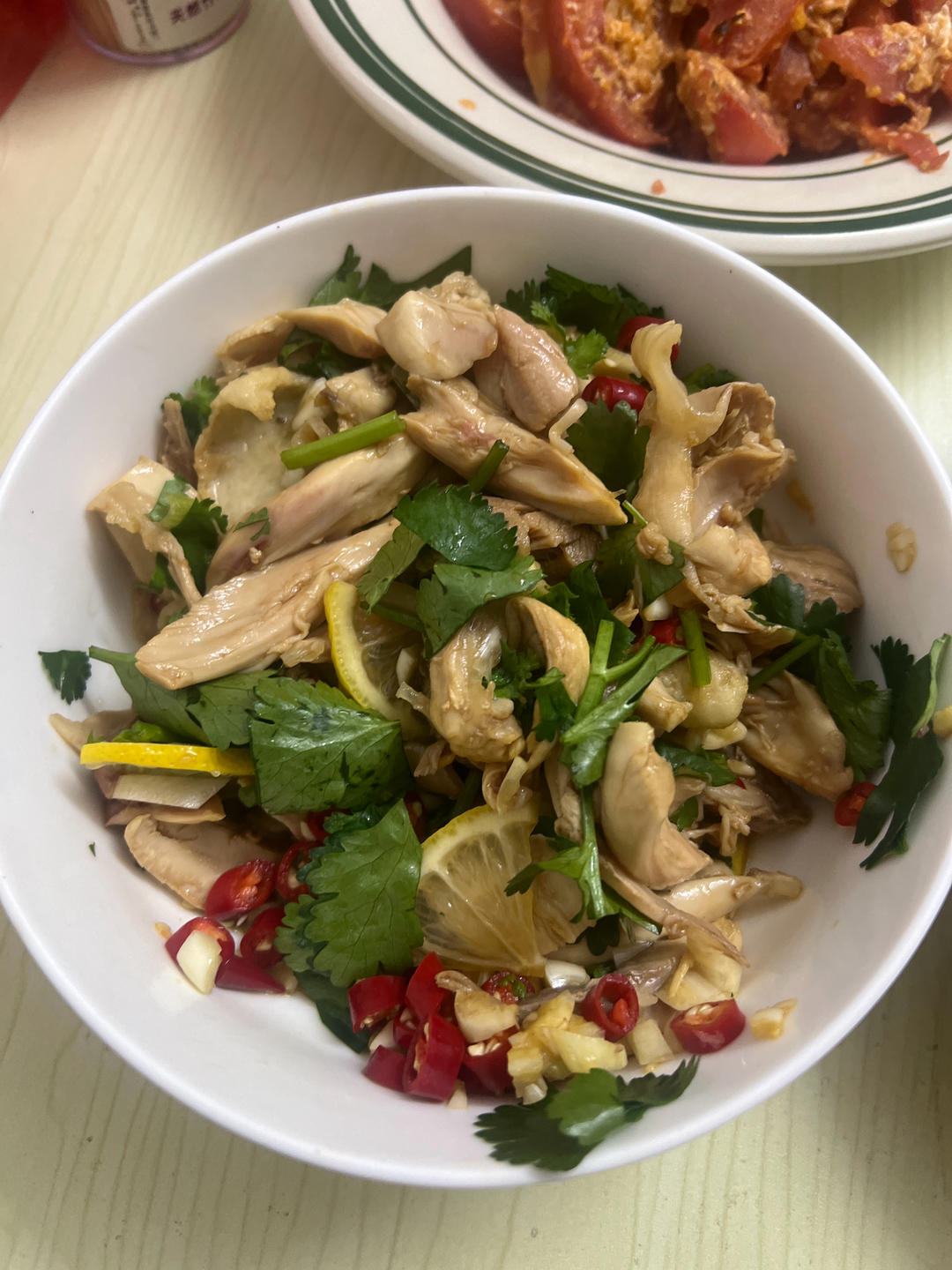 酸辣开胃的手撕柠檬鸡腿肉