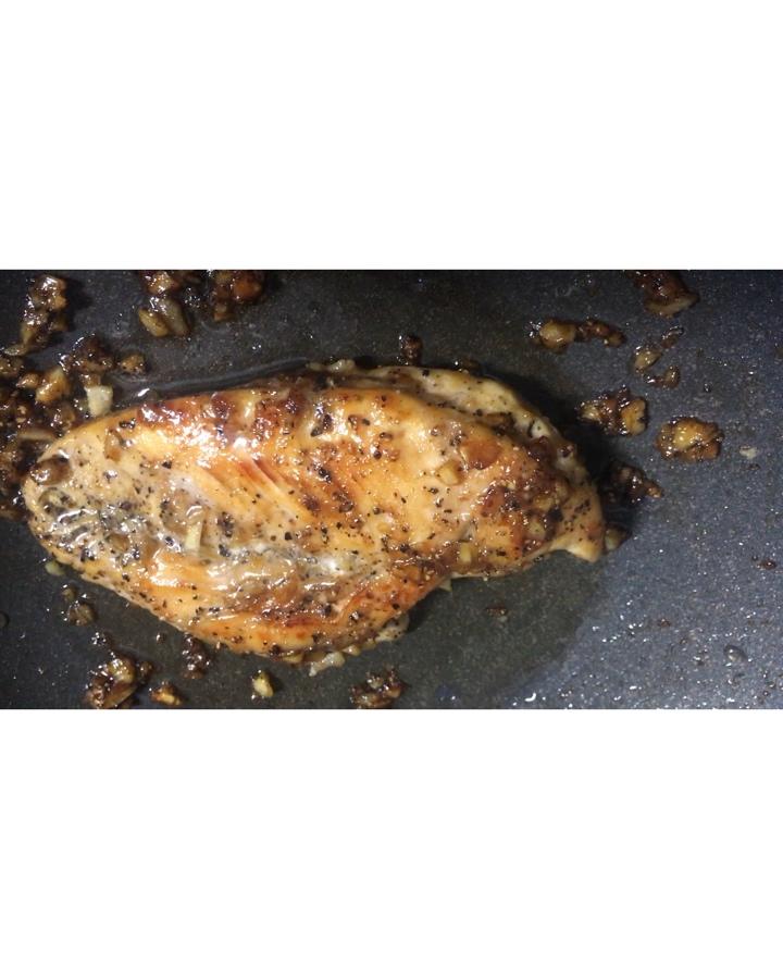 酷炫屌炸天好吃的煎鸡胸肉（香蒜蜂蜜煎鸡胸肉）