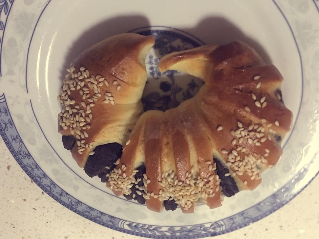 松软可口的红豆沙面包卷