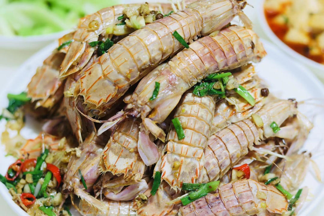 无油炸版的椒盐皮皮虾和巧拨虾壳的方法