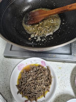 折耳根（鱼腥草）炒肉丝的做法 步骤6