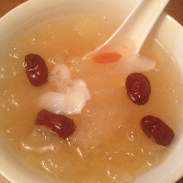 红枣莲子银耳汤