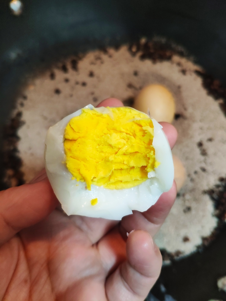 🌸蛋黄已熟，蛋白却很嫩——花椒八角桂皮盐焗蛋🥚