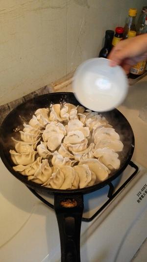 香酥煎饺的做法 步骤3