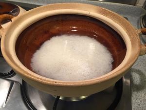 滑鸡腊味煲仔饭菜谱
Chicken Chinese Sausage Claypot Rice Recipe的做法 步骤1