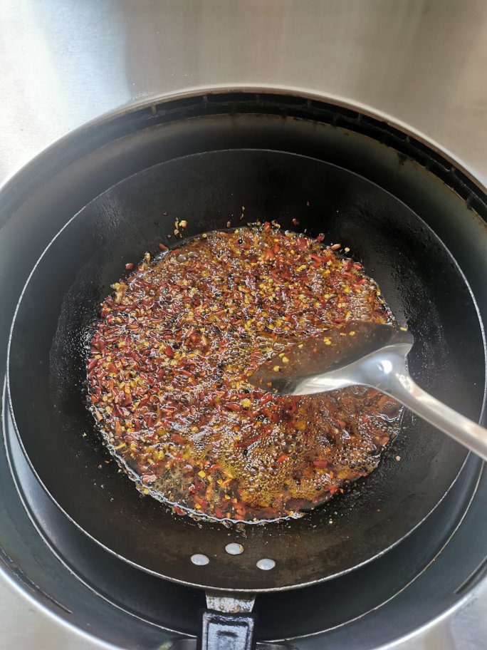 👍万能的“蒜香辣椒油”可以做凉拌菜、可以做蘸料、吃一碗米线面条舀一勺也是喷香！