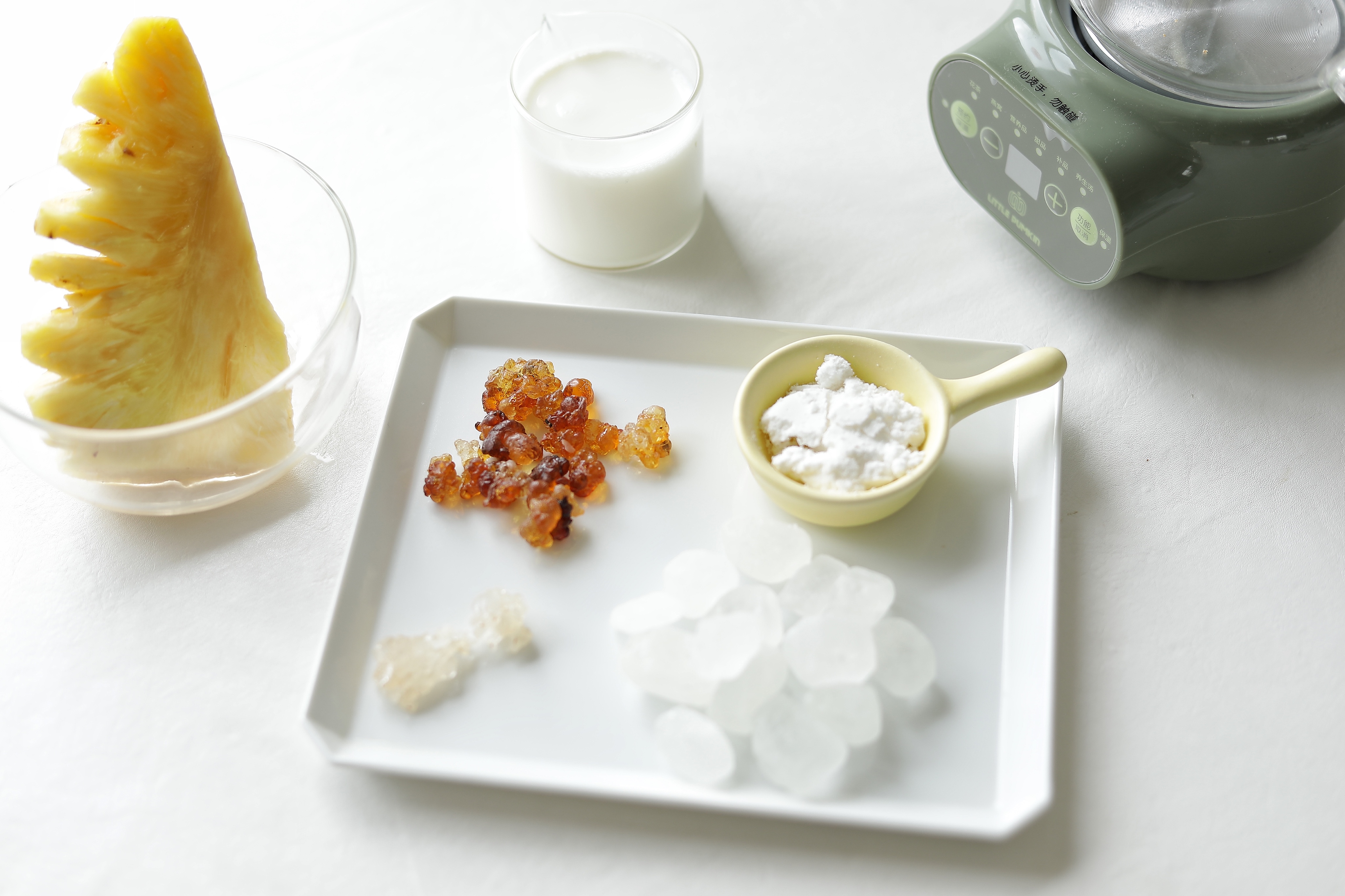 椰奶菠萝炖桃胶雪燕（小南瓜电炖杯食谱）的做法 步骤1