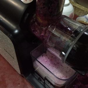 紫甘蓝菠萝汁的做法 步骤4