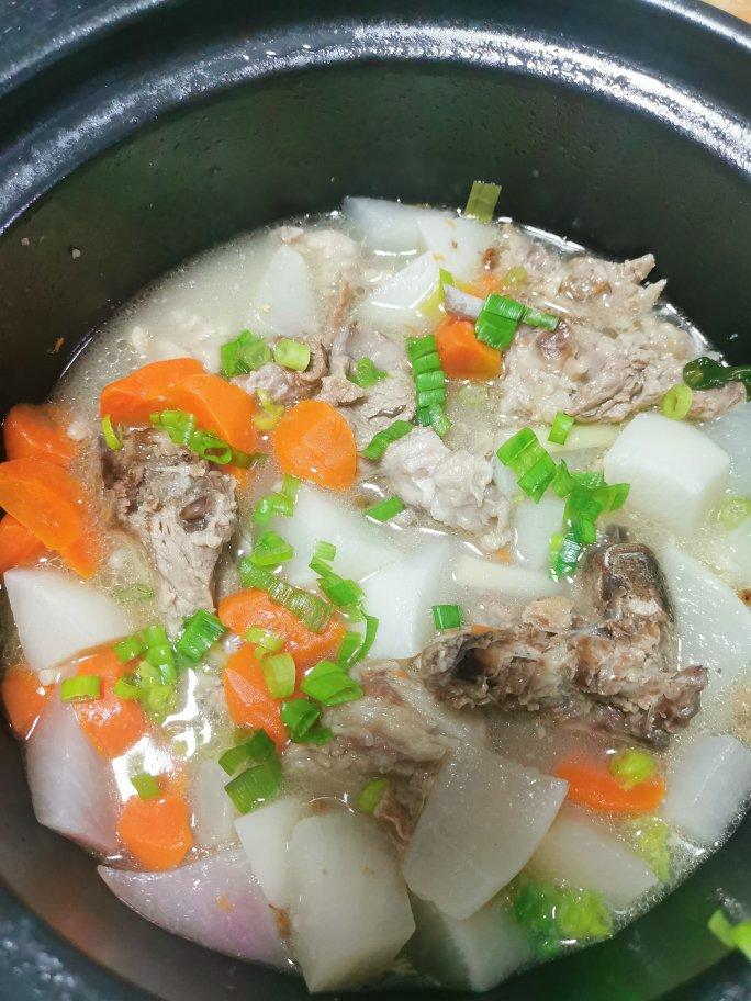 清炖羊排，老爸的拿手菜，汤鲜味浓，羊肉软烂，连萝卜都非常好吃