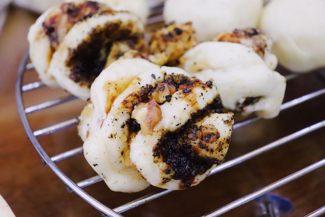 一次发酵的红糖芝麻花卷