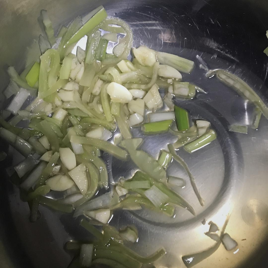 厨师长教你：夏日开胃小菜“凉拌莴笋丝”的家常做法，简单易学赶紧收藏吧