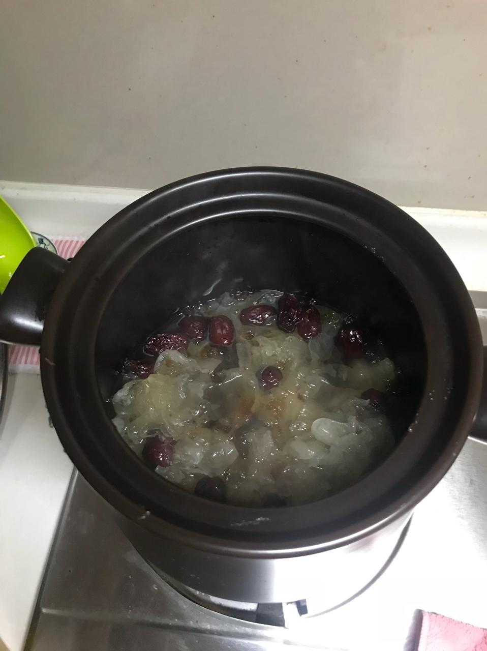 桃胶银耳红枣羹