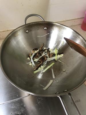 菠菜蘑菇鸡蛋汤的做法 步骤1