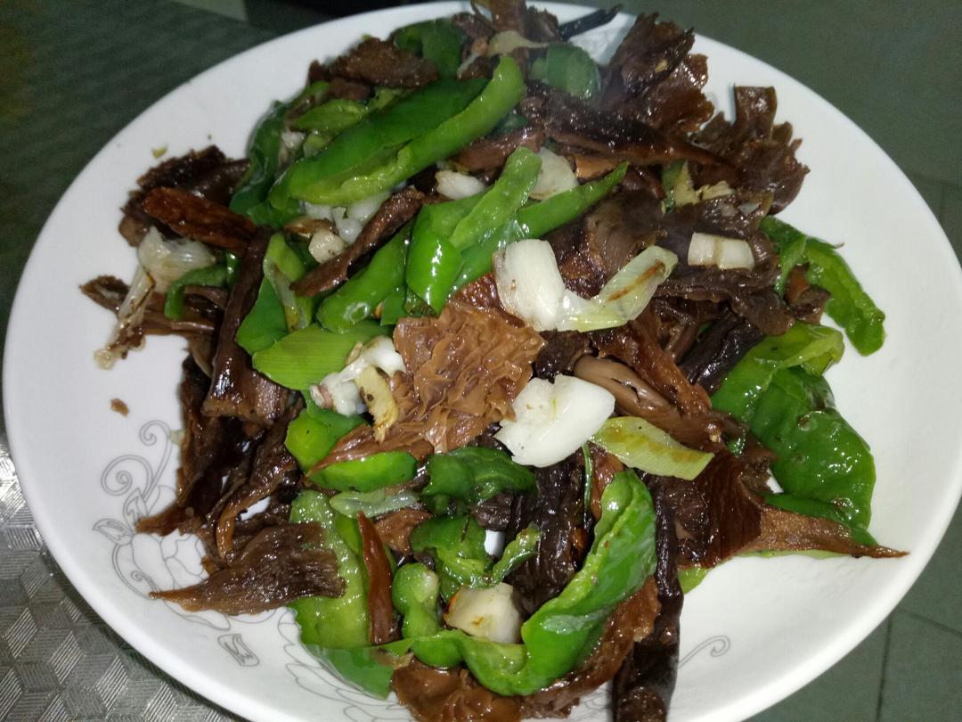 青椒炒干菌子的做法