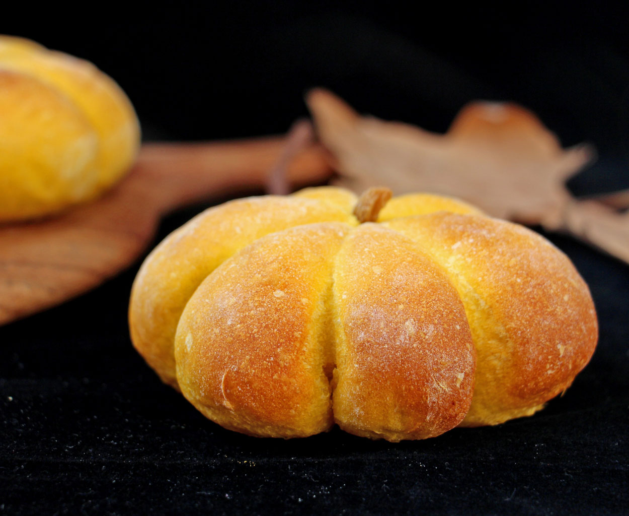 南瓜面包—漂亮又可爱的南瓜造型面包，不爱吃瓜果的孩子也要抢着吃的做法