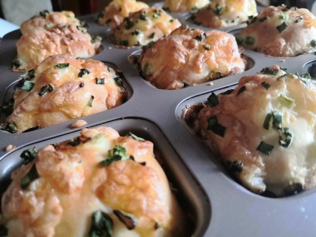 半咸甜的香肠小葱肉松面包