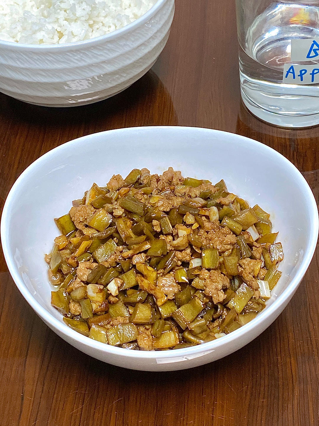 贡菜丁炒肉末的做法