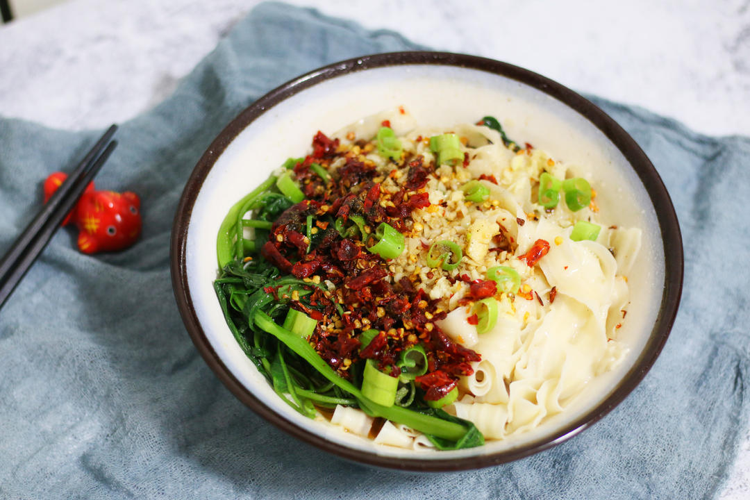10分钟做好一碗麻辣鲜香的油泼面的做法