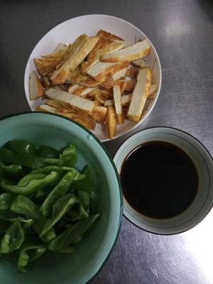 家常豆腐干炒青椒，真好吃的做法 步骤2