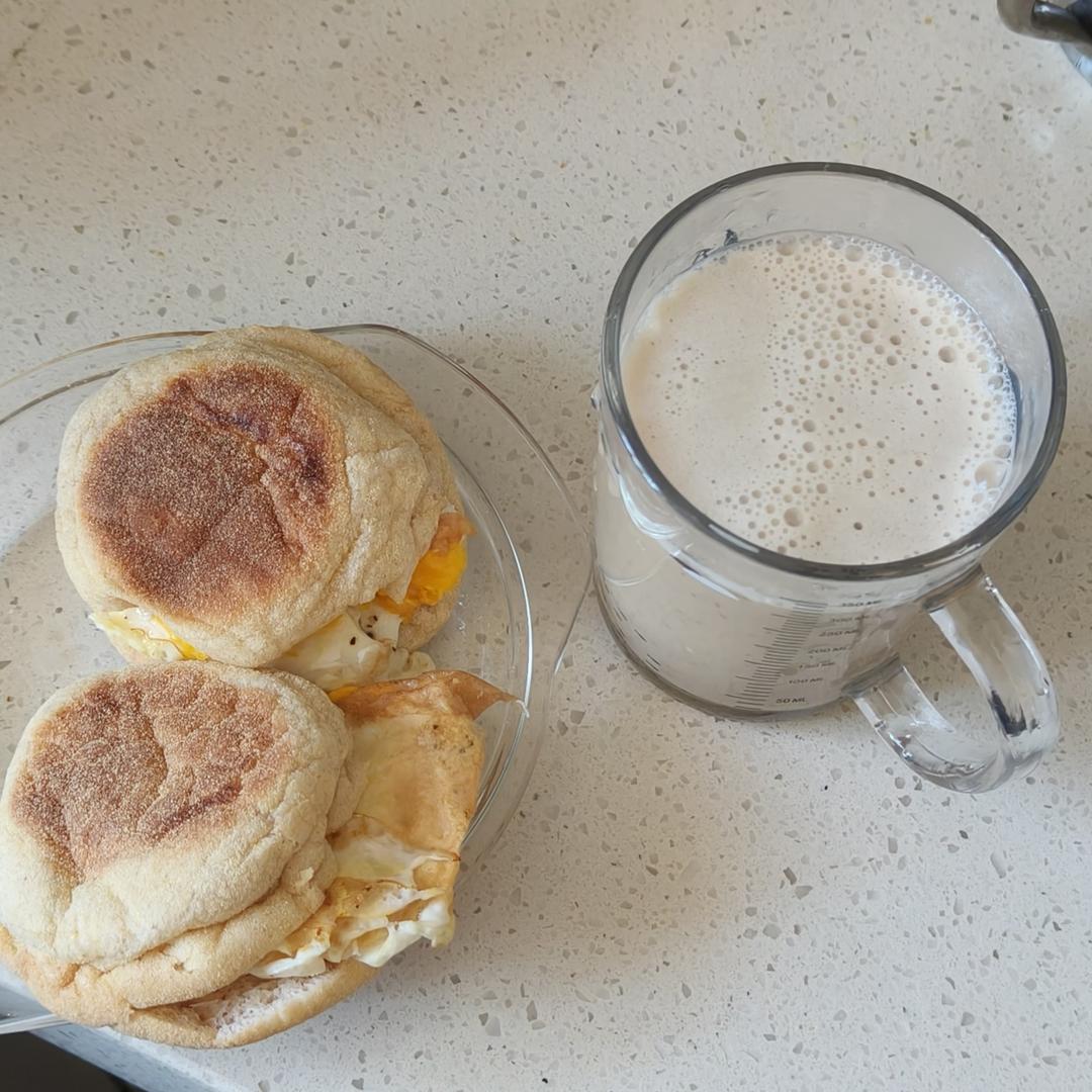 两个人一起炫饭啦！