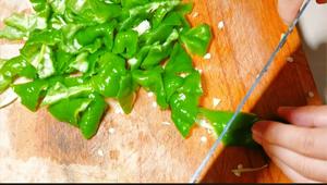 青椒炒蛋先炒青椒还是蛋？怎么做青椒才能翠绿好吃好看又减脂呢🤔的做法 步骤3