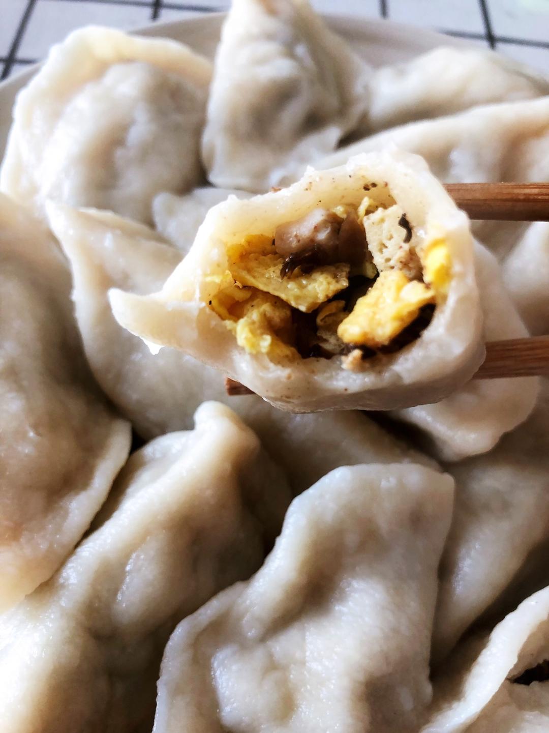 素馅饺子-减脂期自制-香菇鸡蛋木耳冻豆腐馅素饺子的做法