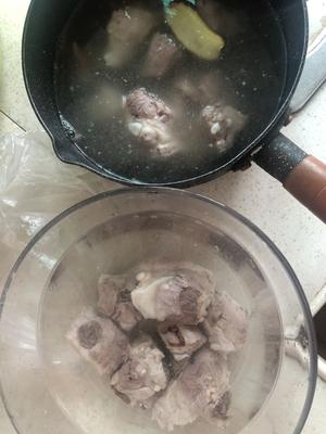 莲藕排骨汤的做法 步骤4