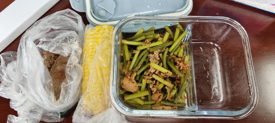鸡胸肉炒蒜苔（简单又好吃）