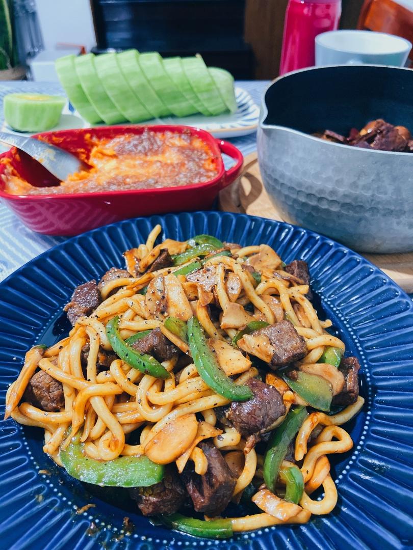 上桌秒光的黑椒牛肉乌冬面