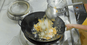 厨师长分享：“扬州炒饭”非家常做法，味道很赞的做法 步骤21