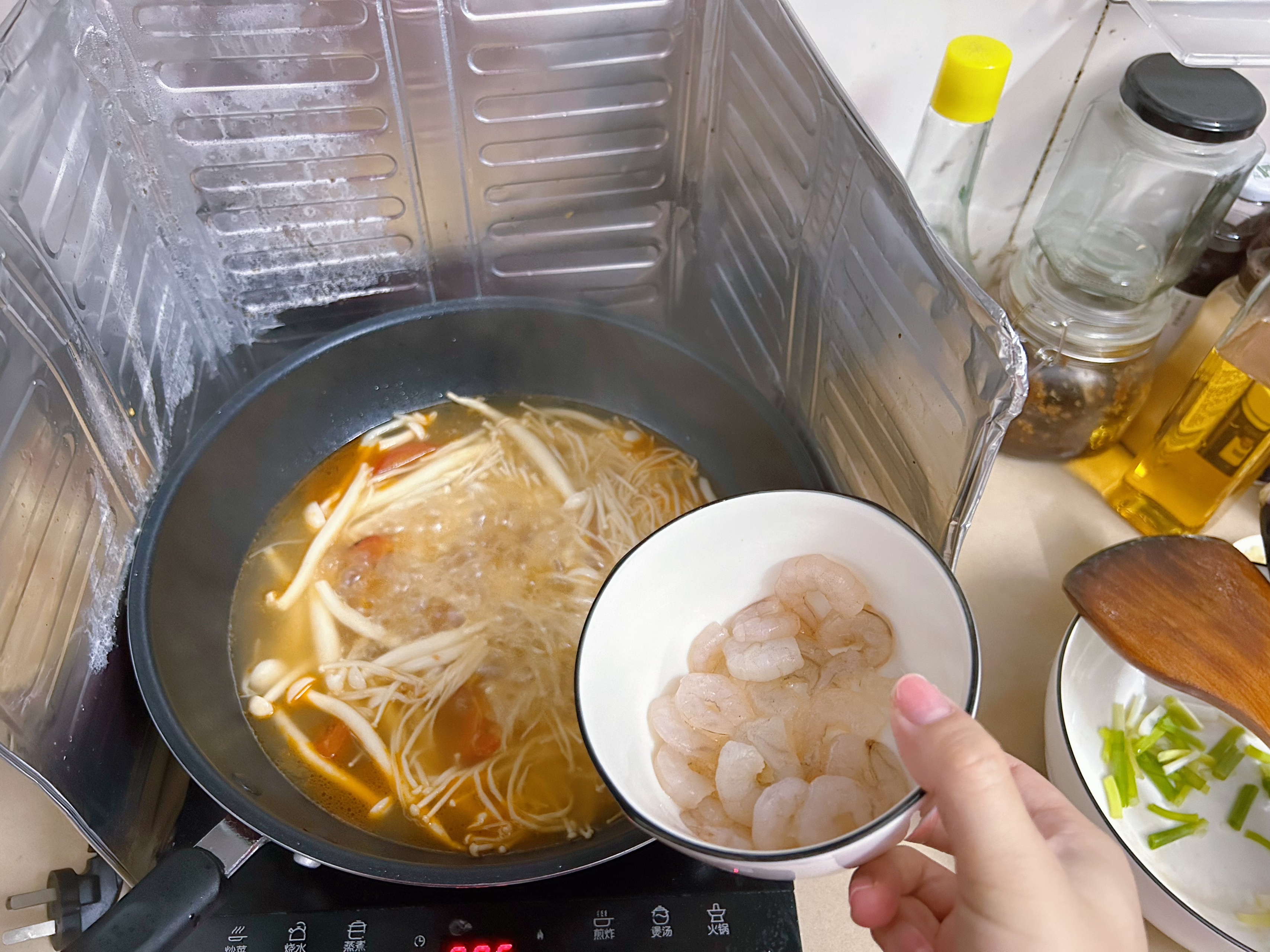 广东靓汤——酸甜开胃的番茄杂菇鲜虾汤的做法 步骤7