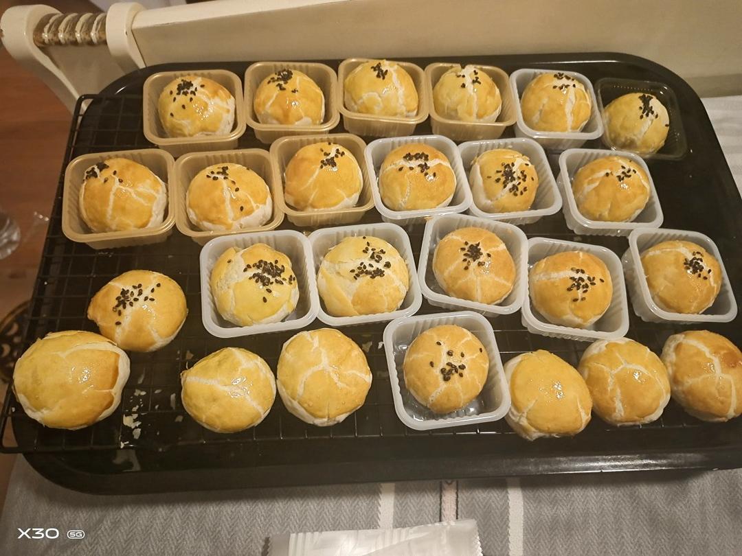 酥到掉渣的美味蛋黄酥