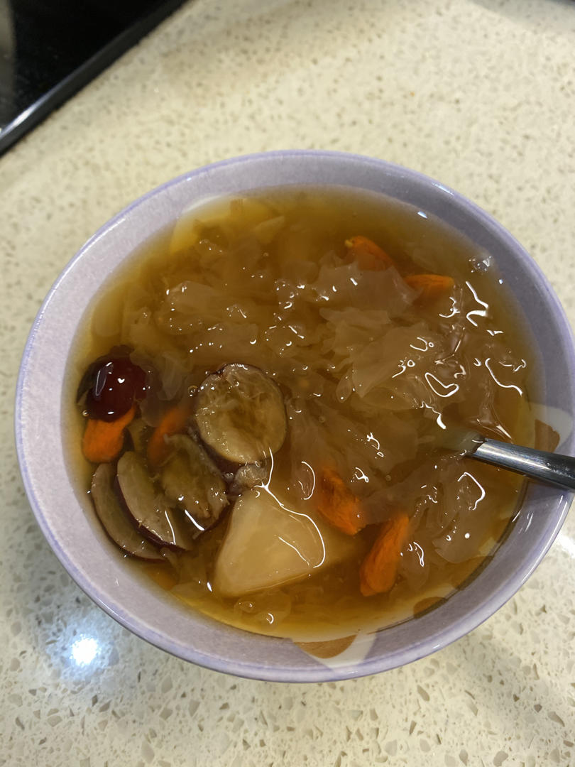 不用长时间熬煮就出胶的银耳红枣汤