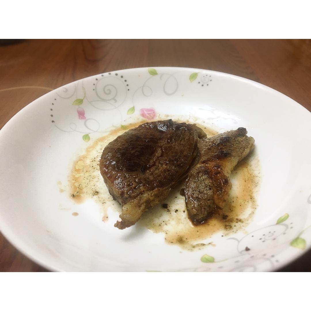 四分钟煎好一块鲜嫩多汁的牛排