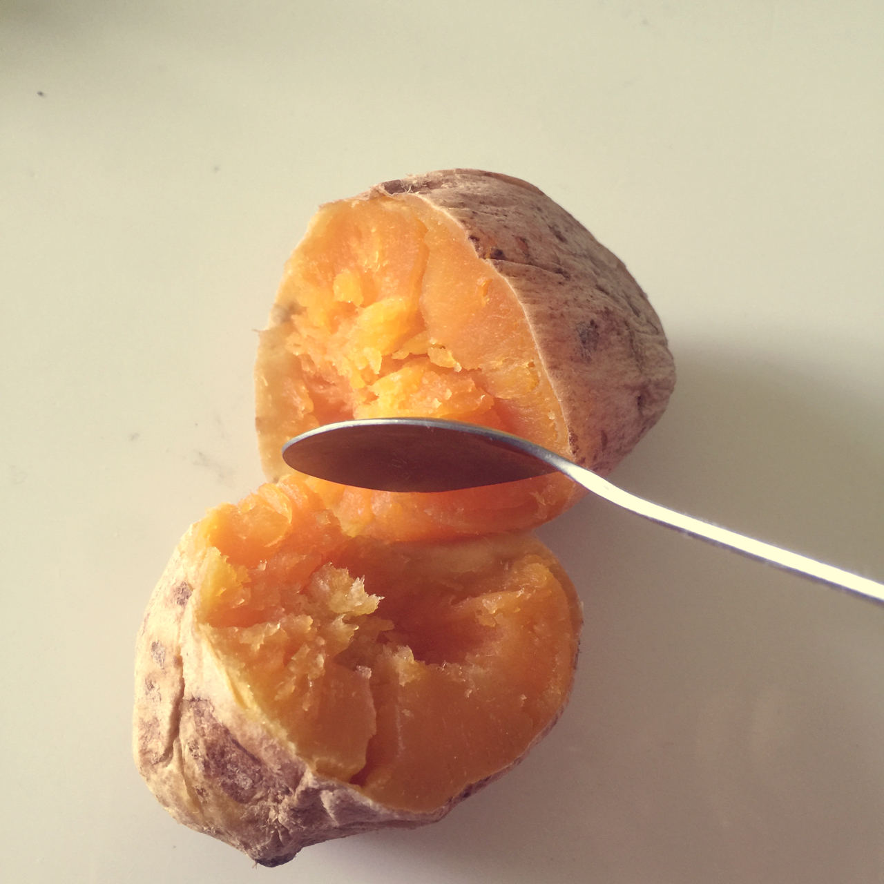 保鲜膜大法版微波炉烤红薯