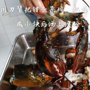 龙虾两吃：蒜香龙虾意面+龙虾脑蒸蛋的做法 步骤3