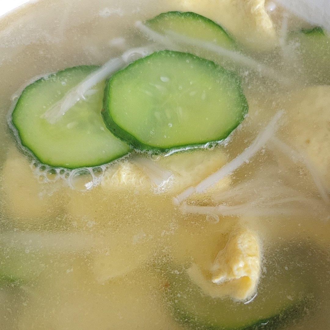 5分钟就能做好的巨鲜美的菌菇黄瓜汤