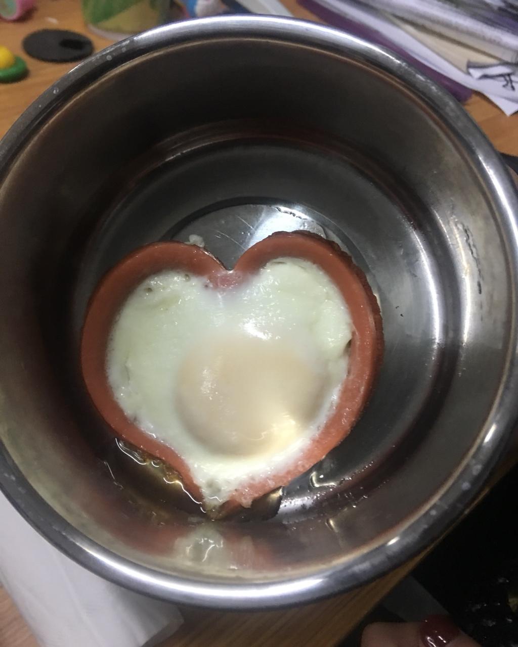 心形香肠荷包蛋