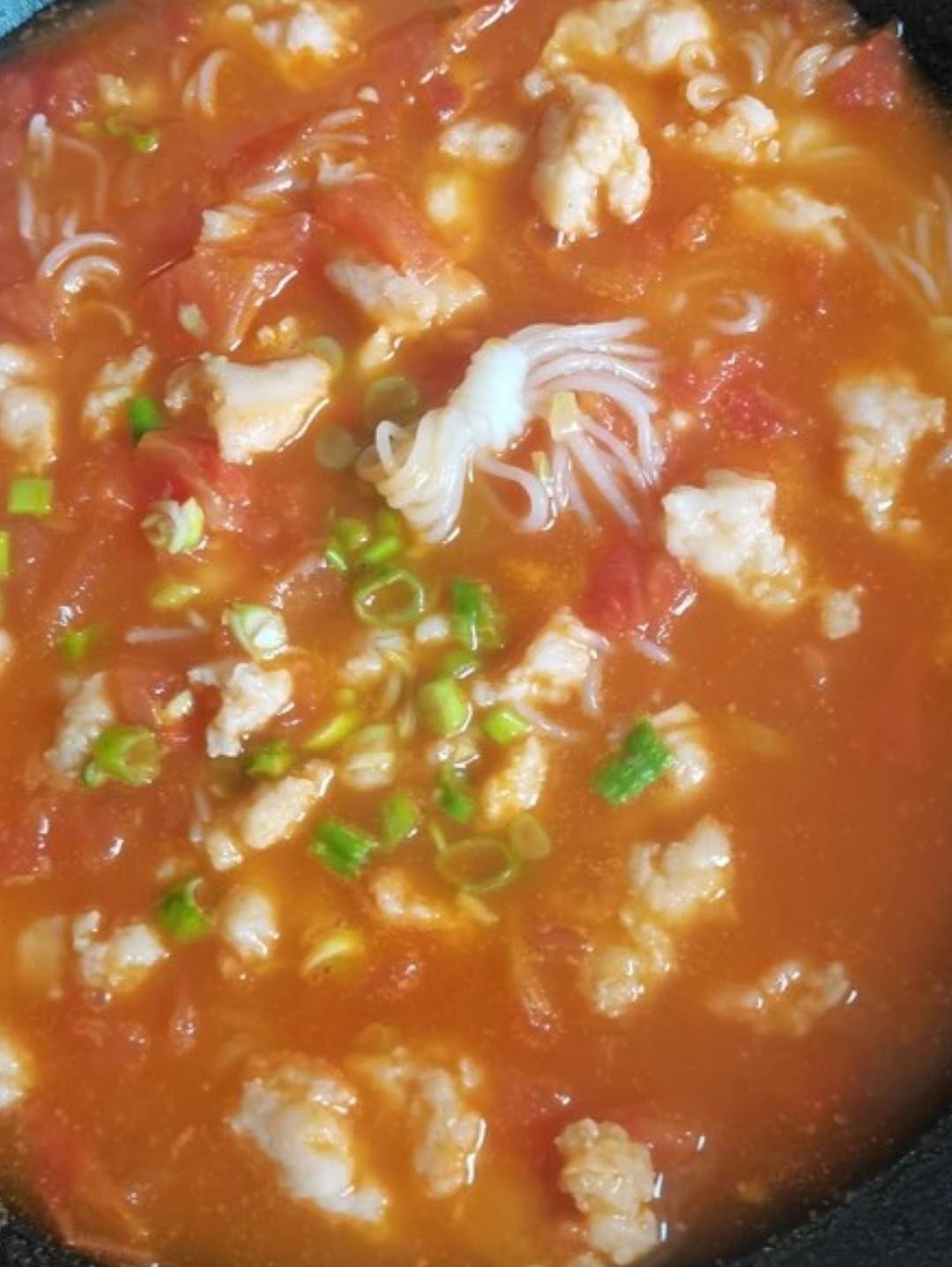 减脂餐｜番茄虾滑粉丝汤，汤鲜味美～