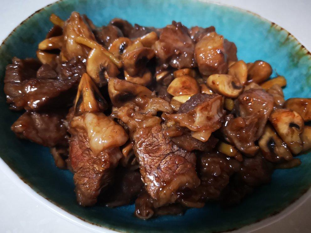 黑椒口蘑牛肉粒