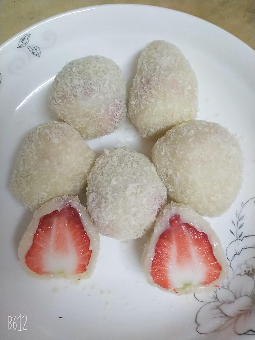 草莓季不要错过的甜品👉草莓糯米糍❗️巨好吃