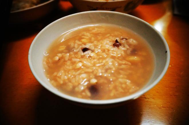 红豆薏仁花生糯米粥的做法