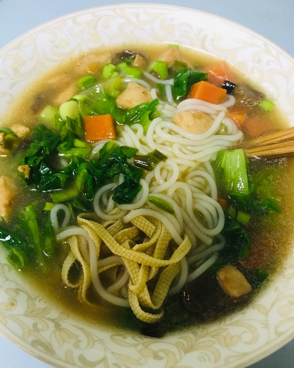 香菇鸡丁米线