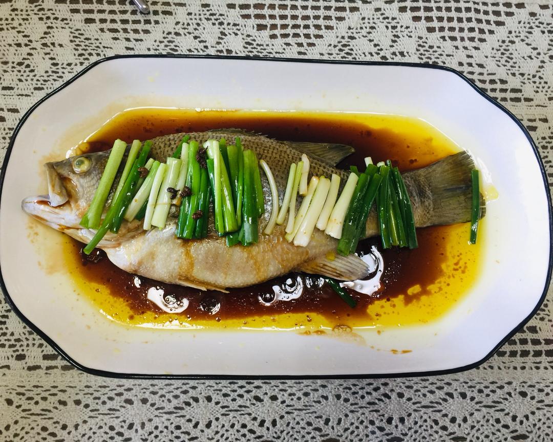 超简单美味的清蒸鲈鱼—会此方，所有鱼都可以这样蒸！