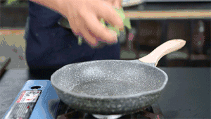长豇豆炒香干，配饭完美的做法 步骤2
